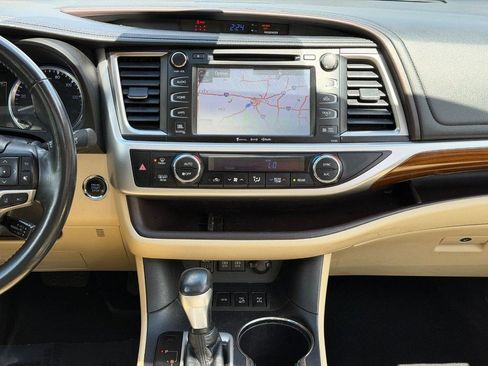 Used 2018 Toyota Highlander Limited w/ Carpet Mat Package (TMS) AWD/4WD image 13