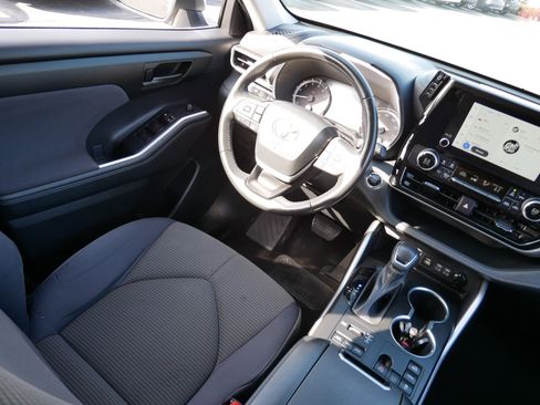 Used 2023 Toyota Highlander LE image 27