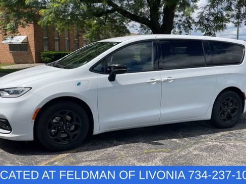 Used 2024 Chrysler Pacifica Limited FWD image 4