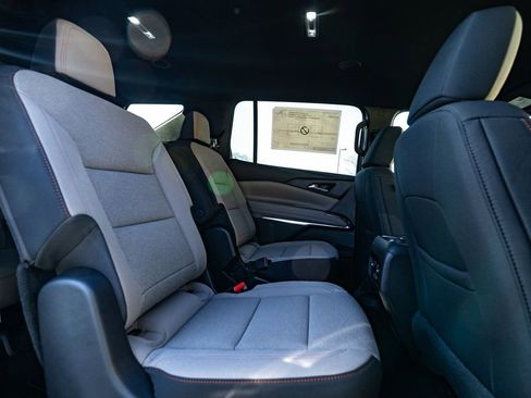 New 2026 Chevrolet Traverse LT image 14