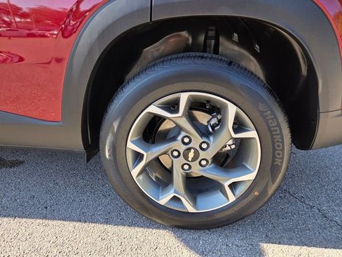 Certified 2025 Chevrolet Trax LT w/ LT Convenience Package FWD image 17