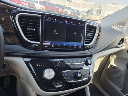 Used 2022 Chrysler Pacifica Limited image 26