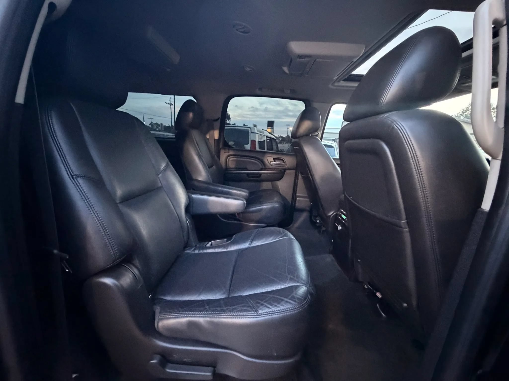 Used 2011 Cadillac Escalade ESV Luxury AWD/4WD image 25