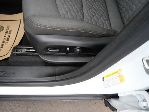 Used 2020 Chevrolet Equinox LT image 16