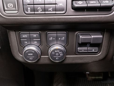 Used 2023 GMC Yukon Denali Ultimate AWD/4WD image 34