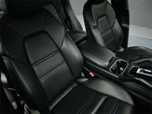 Used 2020 Porsche Cayenne S image 37