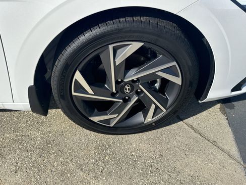 New 2025 Hyundai Elantra SEL image 12