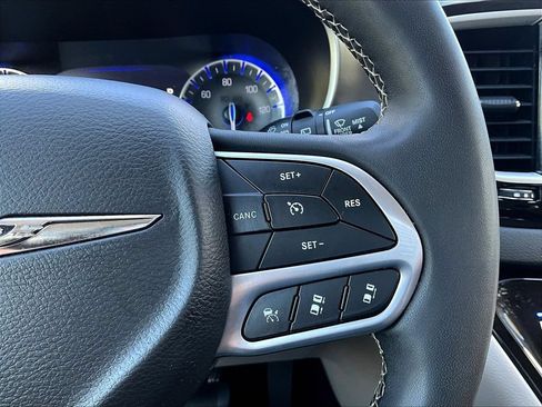 Used 2023 Chrysler Pacifica Touring-L FWD image 15