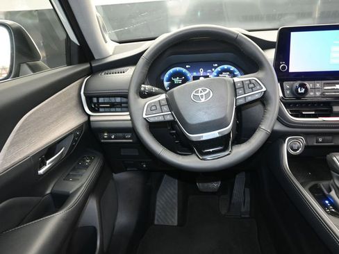 Used 2025 Toyota Grand Highlander AWD image 30