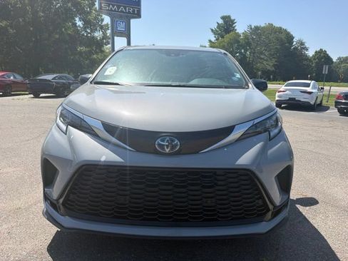 Used 2023 Toyota Sienna XSE AWD/4WD image 2