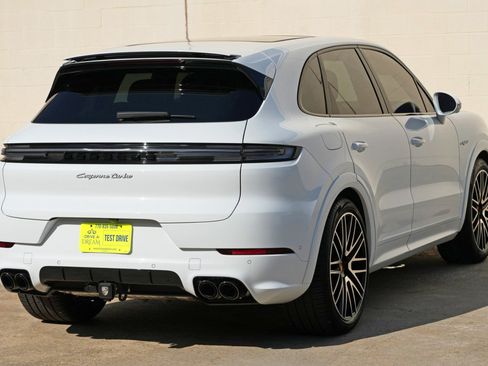 Used 2024 Porsche Cayenne Turbo AWD/4WD image 61