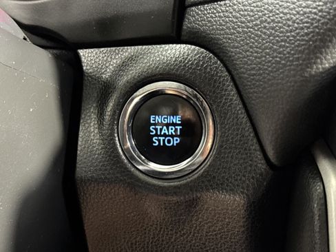 Used 2021 Toyota RAV4 XLE AWD/4WD image 31