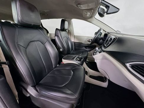 Used 2021 Chrysler Voyager Lxi FWD image 14