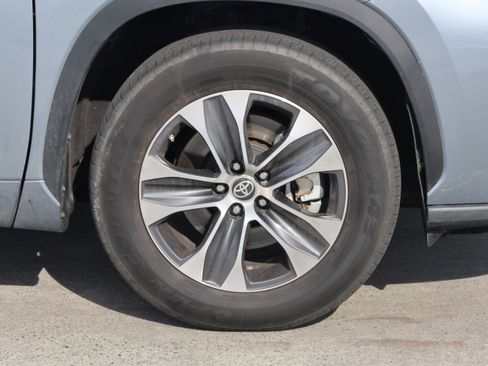 Used 2023 Toyota Highlander XLE image 11