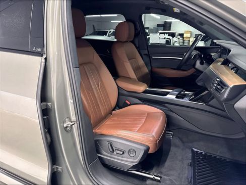 Certified 2024 Audi Q8 e-tron Premium Plus w/ Premium Plus Package AWD/4WD image 10