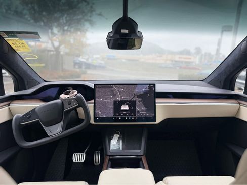 Used 2022 Tesla Model X image 7