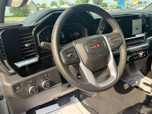 Used 2026 GMC Sierra 1500 SLT AWD/4WD image 17