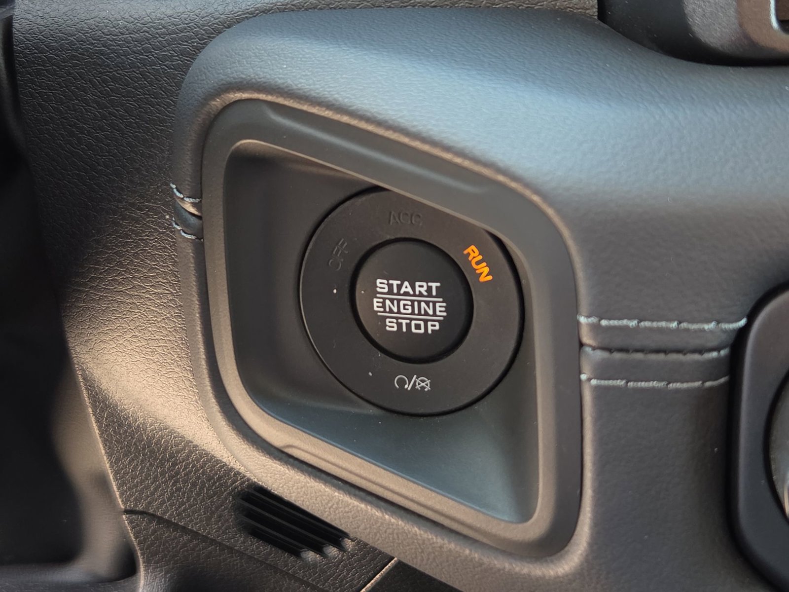 Used 2025 Jeep Gladiator Mojave w/ Convenience Group AWD/4WD image 16