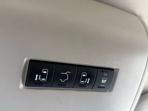 Used 2013 Dodge Grand Caravan SXT FWD image 39
