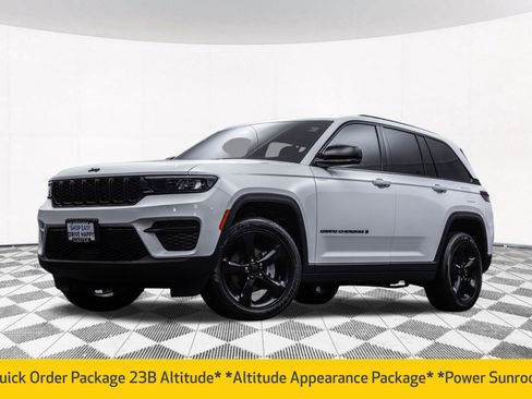 Used 2023 Jeep Grand Cherokee Altitude image 2