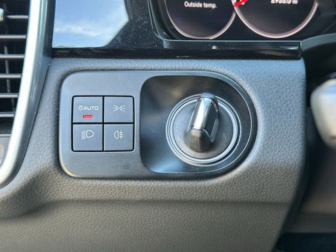 Used 2022 Porsche Cayenne Platinum Edition image 33