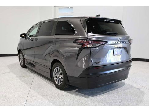 Used 2023 Toyota Sienna LE FWD image 8