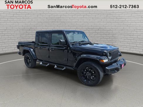 Used 2025 Jeep Gladiator Sport AWD/4WD image 3