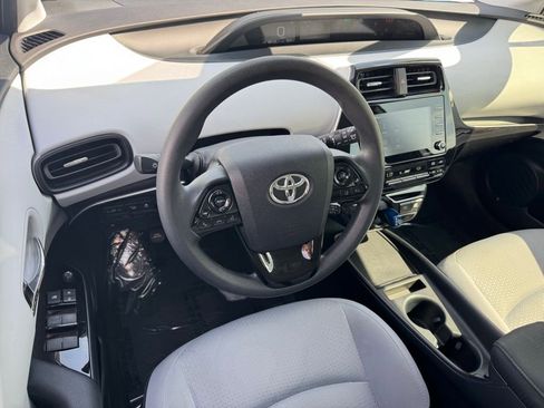 Used 2021 Toyota Prius LE image 19