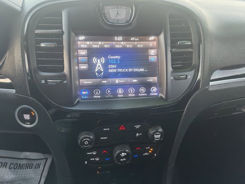 Used 2018 Chrysler 300 S image 17