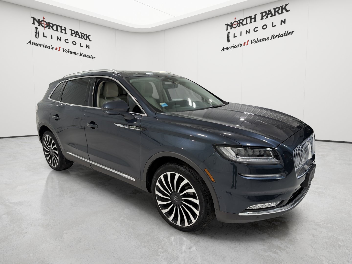 Used 2023 Lincoln Nautilus Black Label w/ Class II Trailer Tow Package AWD/4WD image 7