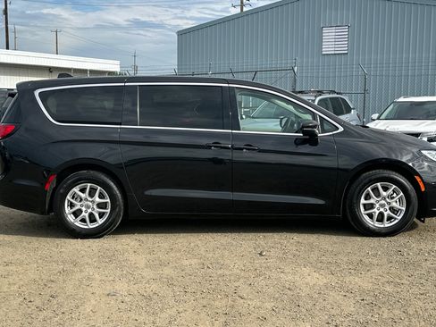 Used 2023 Chrysler Pacifica Touring-L FWD image 3
