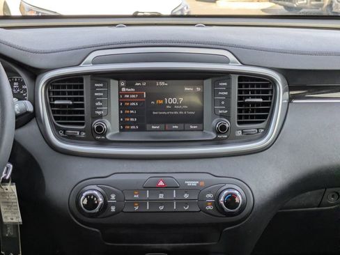 Used 2020 Kia Sorento LX image 17