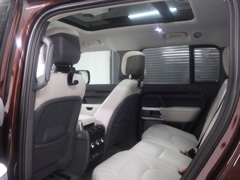 Used 2023 Land Rover Defender 130 SE image 39