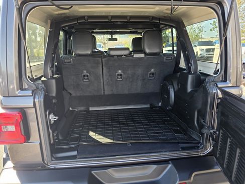 Used 2022 Jeep Wrangler Unlimited Sahara image 12