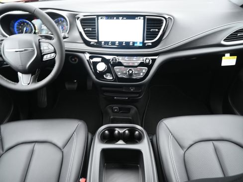 New 2026 Chrysler Pacifica Select image 3