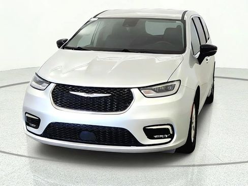 Used 2024 Chrysler Pacifica Touring-L FWD image 2