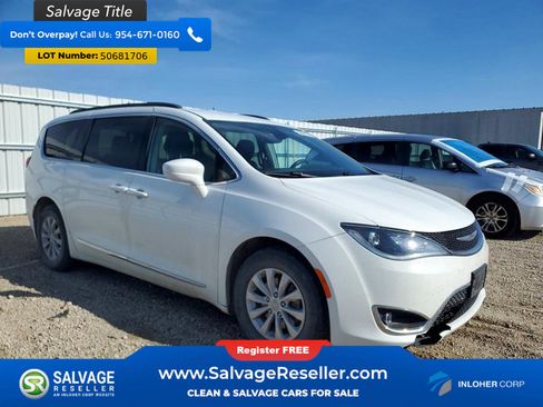 Used 2017 Chrysler Pacifica Touring-L FWD image 5