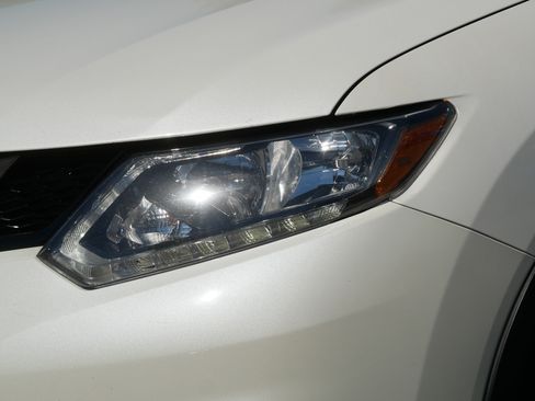 Used 2016 Nissan Rogue SV AWD/4WD image 16