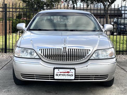 Used 2006 Lincoln Town Car Signature Limited image 2