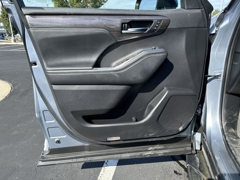 Certified 2022 Toyota Highlander Platinum image 12