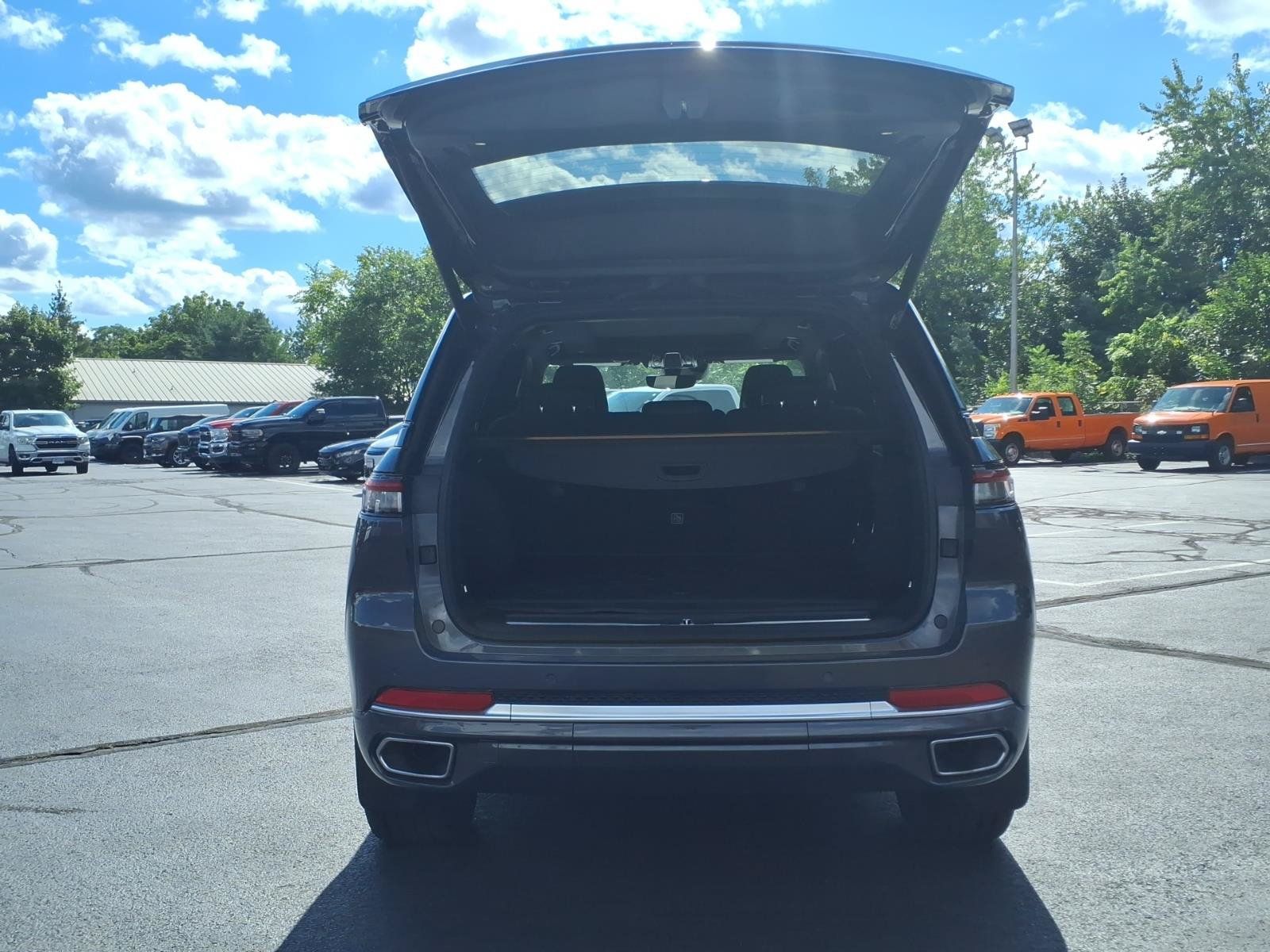 Used 2023 Jeep Grand Cherokee Summit w/ Luxury Tech Group V AWD/4WD image 7