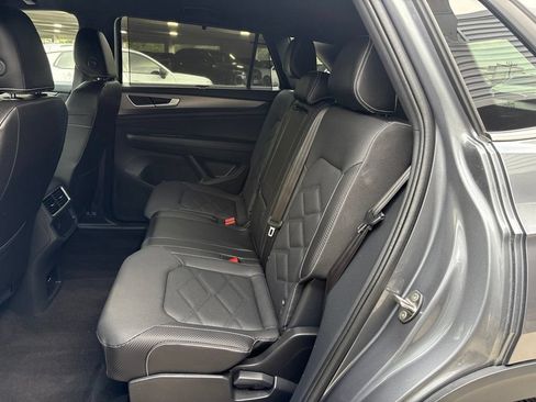Used 2025 Volkswagen Atlas Cross Sport SE FWD image 16