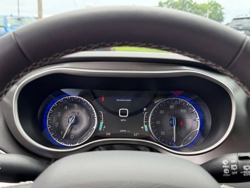 Used 2024 Chrysler Pacifica Touring-L FWD image 18