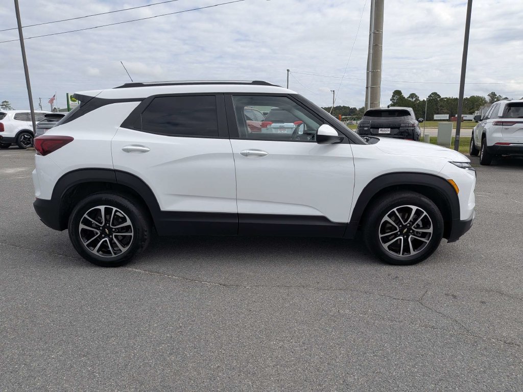 Used 2025 Chevrolet TrailBlazer LT FWD image 3