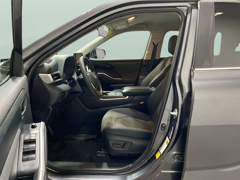 Used 2023 Toyota Highlander L FWD image 11