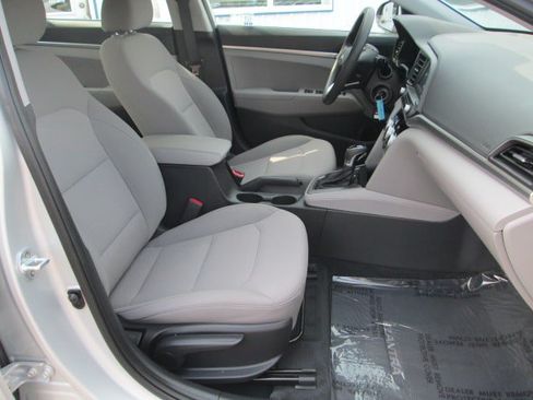 Used 2019 Hyundai Elantra SE FWD image 13