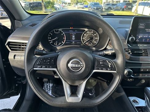 Used 2024 Nissan Altima 2.5 SV image 11