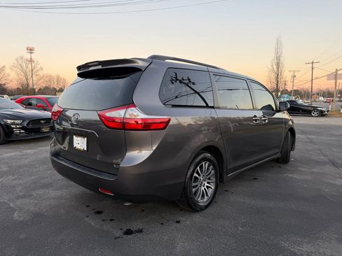 Used 2019 Toyota Sienna XLE image 3
