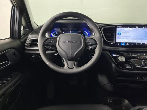 Used 2024 Chrysler Pacifica Select image 15