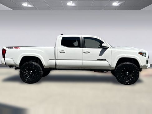 Used 2016 Toyota Tacoma TRD Sport AWD/4WD image 7